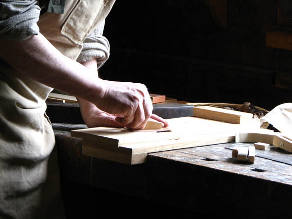 Nacemos de la influencia y formación  heredada en el sector de la <strong>carpintería de madera y ebanistería  en Corteconcepción.</strong>